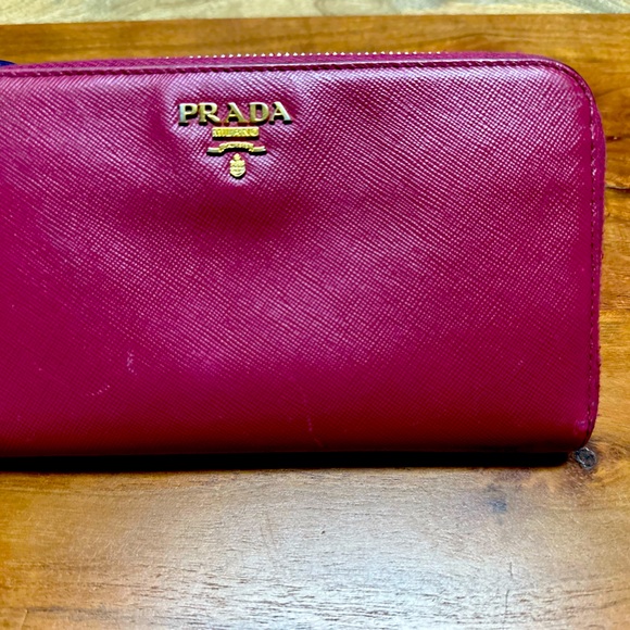 Prada Wallet!! Great color for Spring!! - Picture 2 of 8
